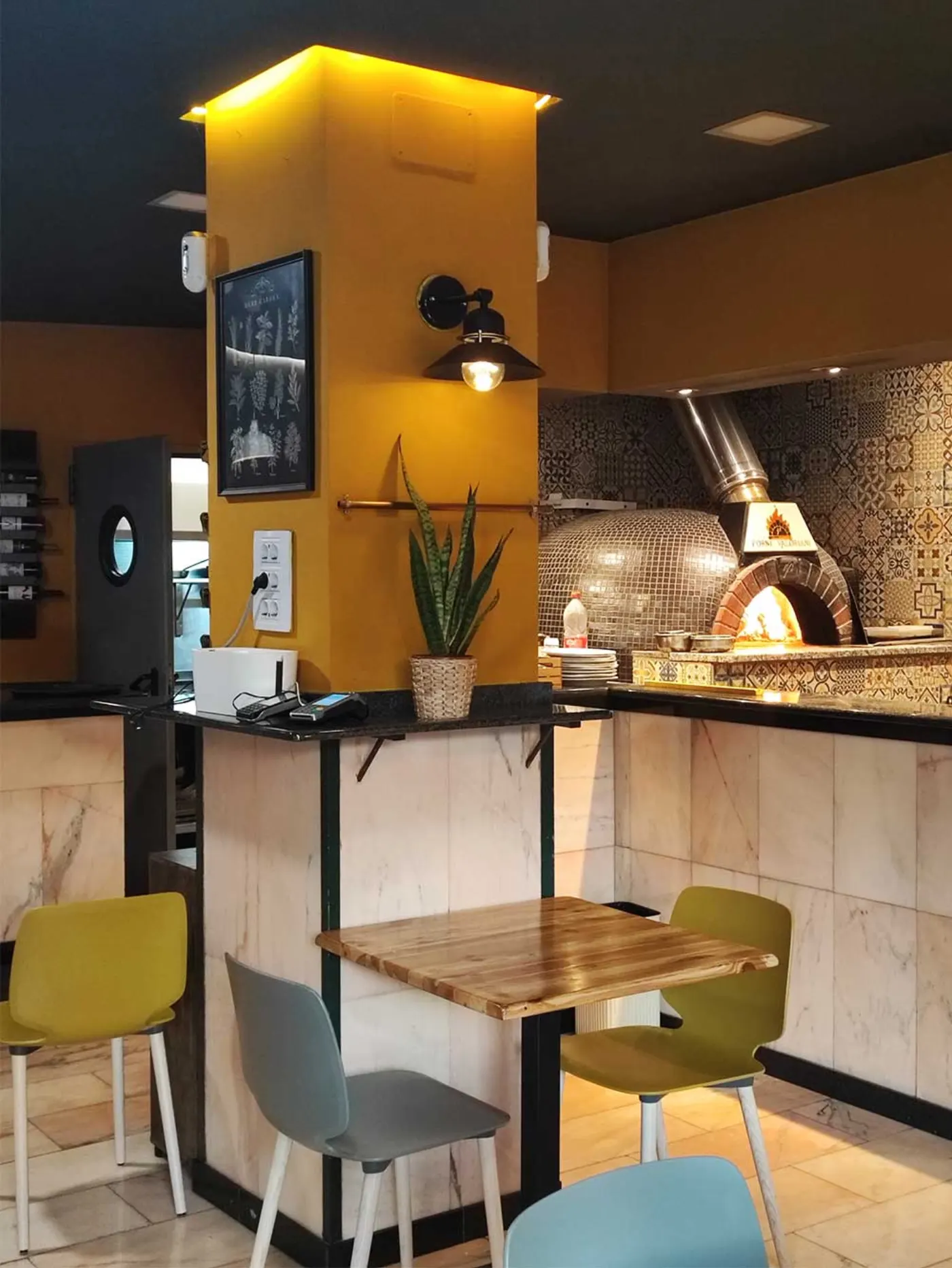 Horno de leña en el comedor de Pizzería El Verdi